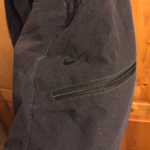 Nike black shorts size s has 4 zipper pockets - Picture 2 of 3